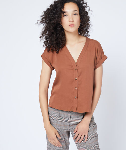 Blusa abotonada de tencel ocre.