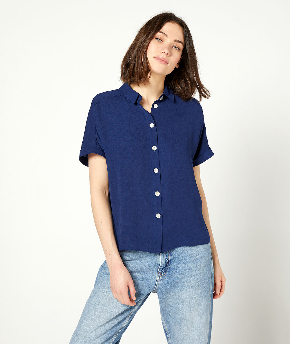 Camisa manga corta lisa azul marino.