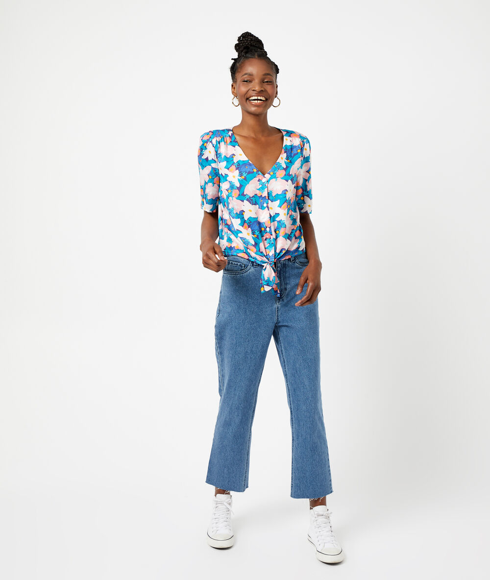Blusa estampado floral azul marino.