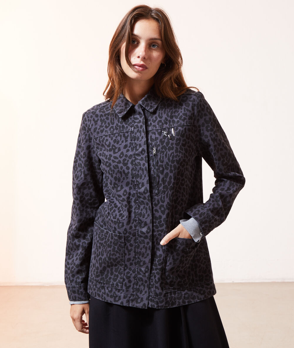 Cazadora estampado leopardo negro.