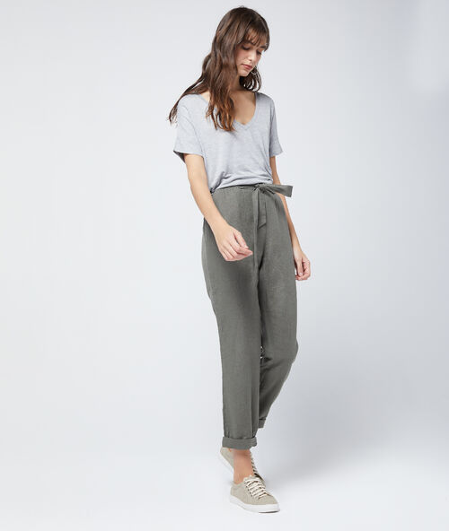 Camiseta cuello en v gris jaspeado.