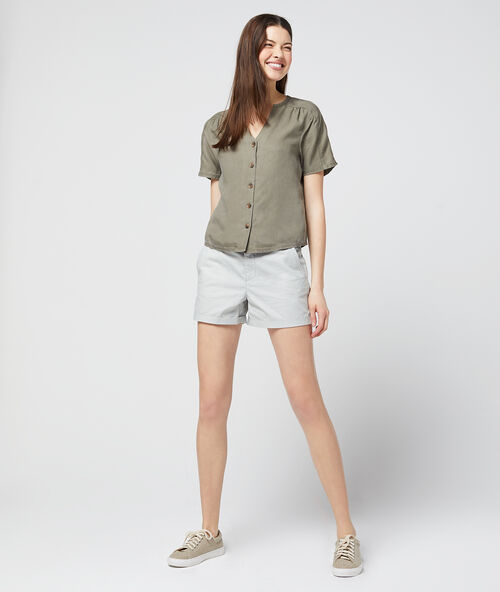 Blusa abotonada en tencel caqui calro.