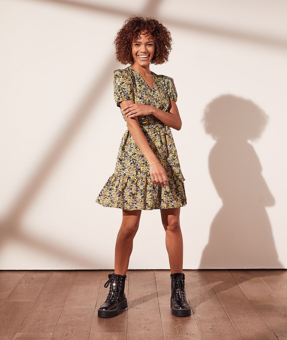 Vestido estampado floral negro.