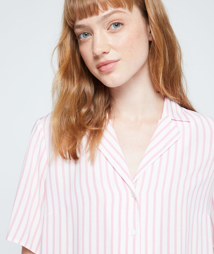 Camiseta a rayas rosa.