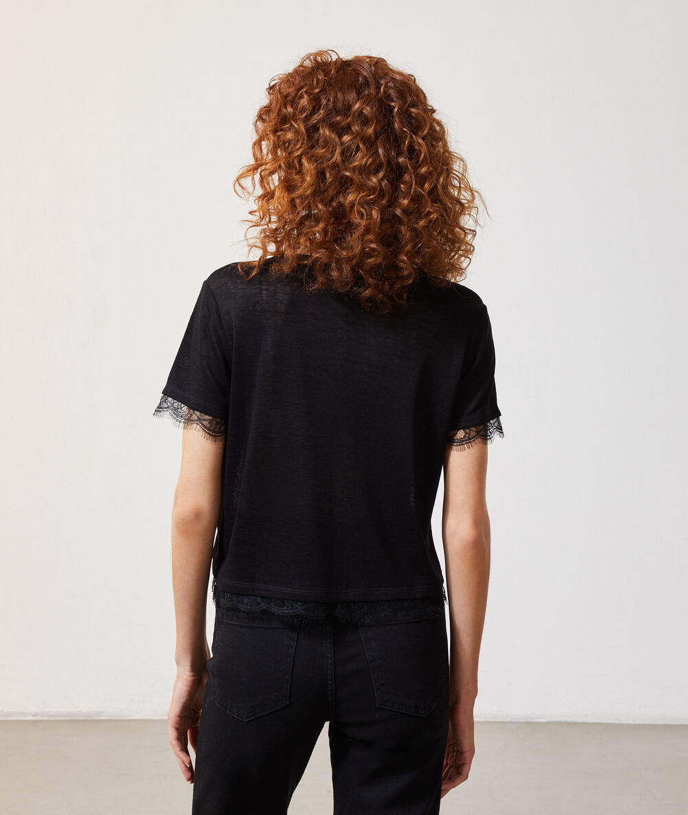 Camiseta con motivos de encaje negro.