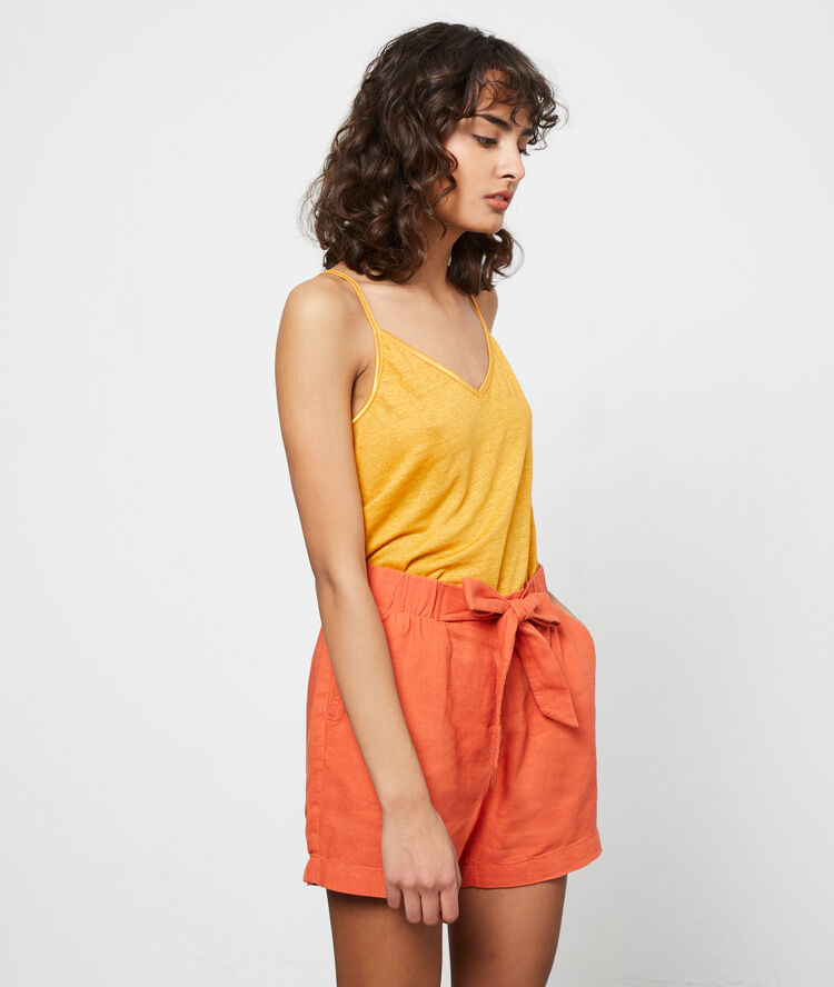 Pantalón corto con lazada tomate.