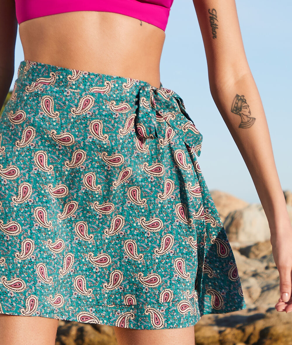 Falda estampada multicolor.