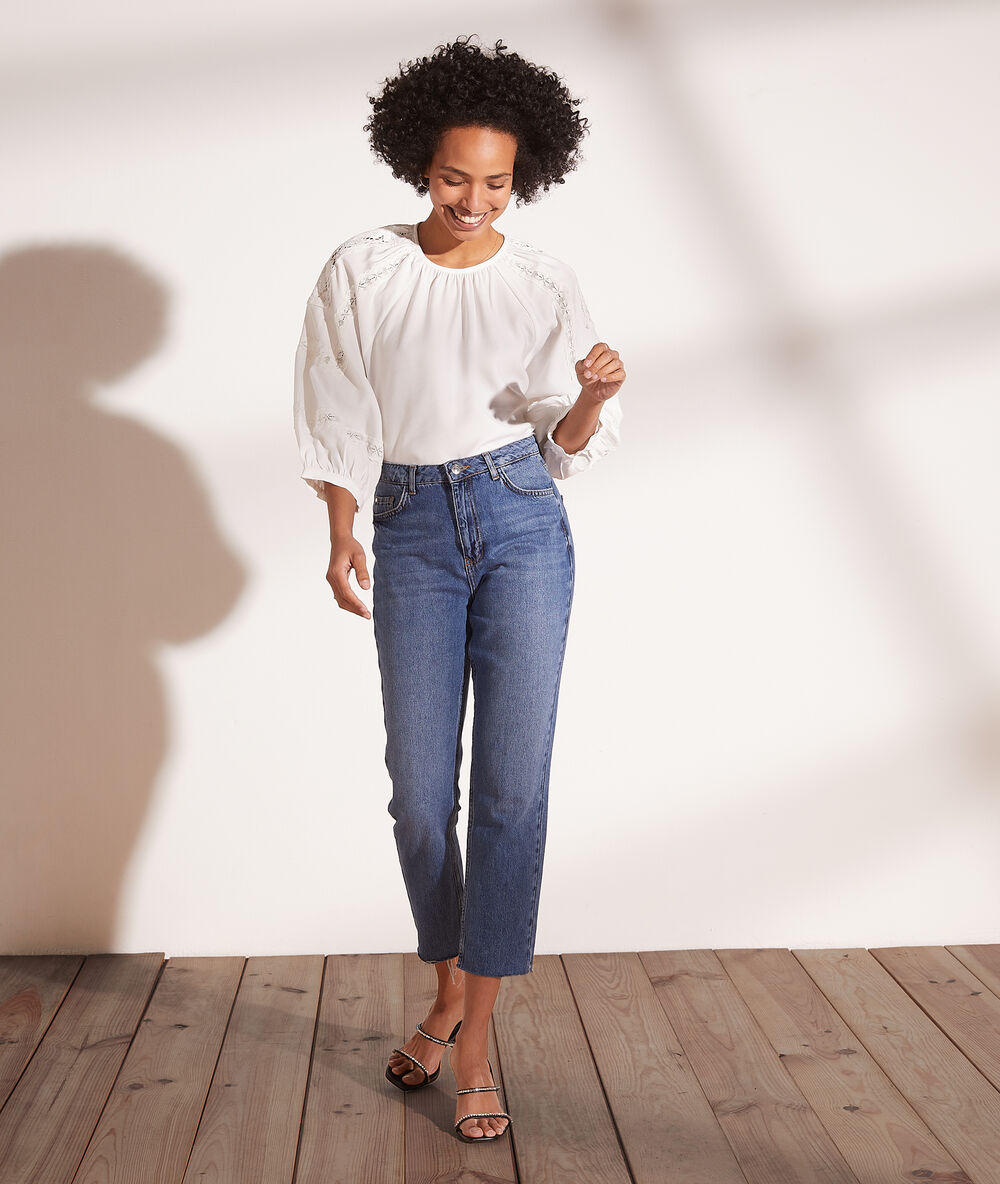 Blusa motivos de encaje blanco.
