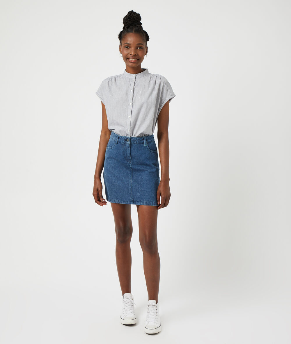 Blusa finas rayas azul marino.