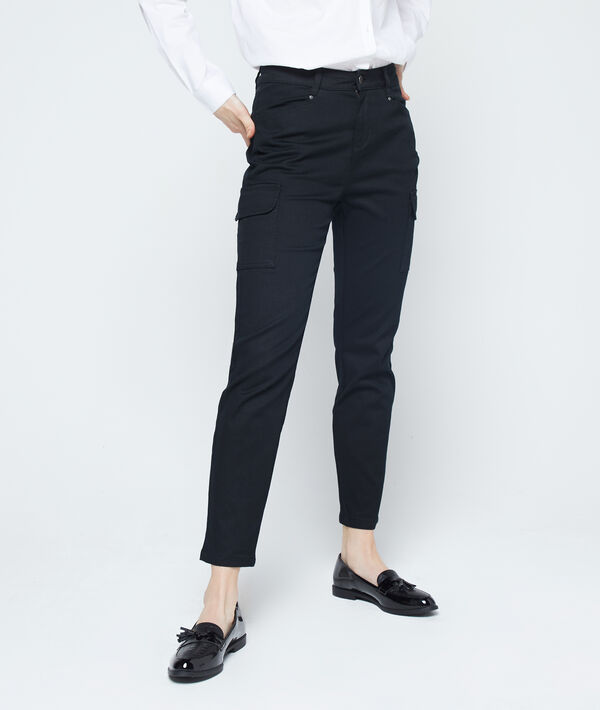 Pantalón ajustado con bolsillos Pantalón ajustado con bolsillos
