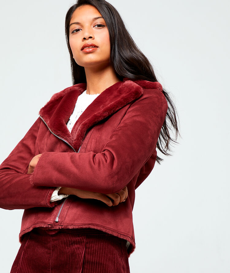 Chaqueta biker con forro rojo.