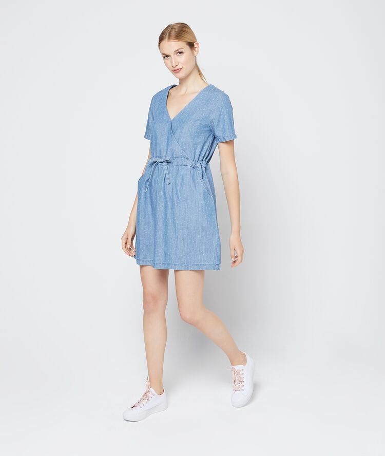 Vestido cruzado con lunares azul.