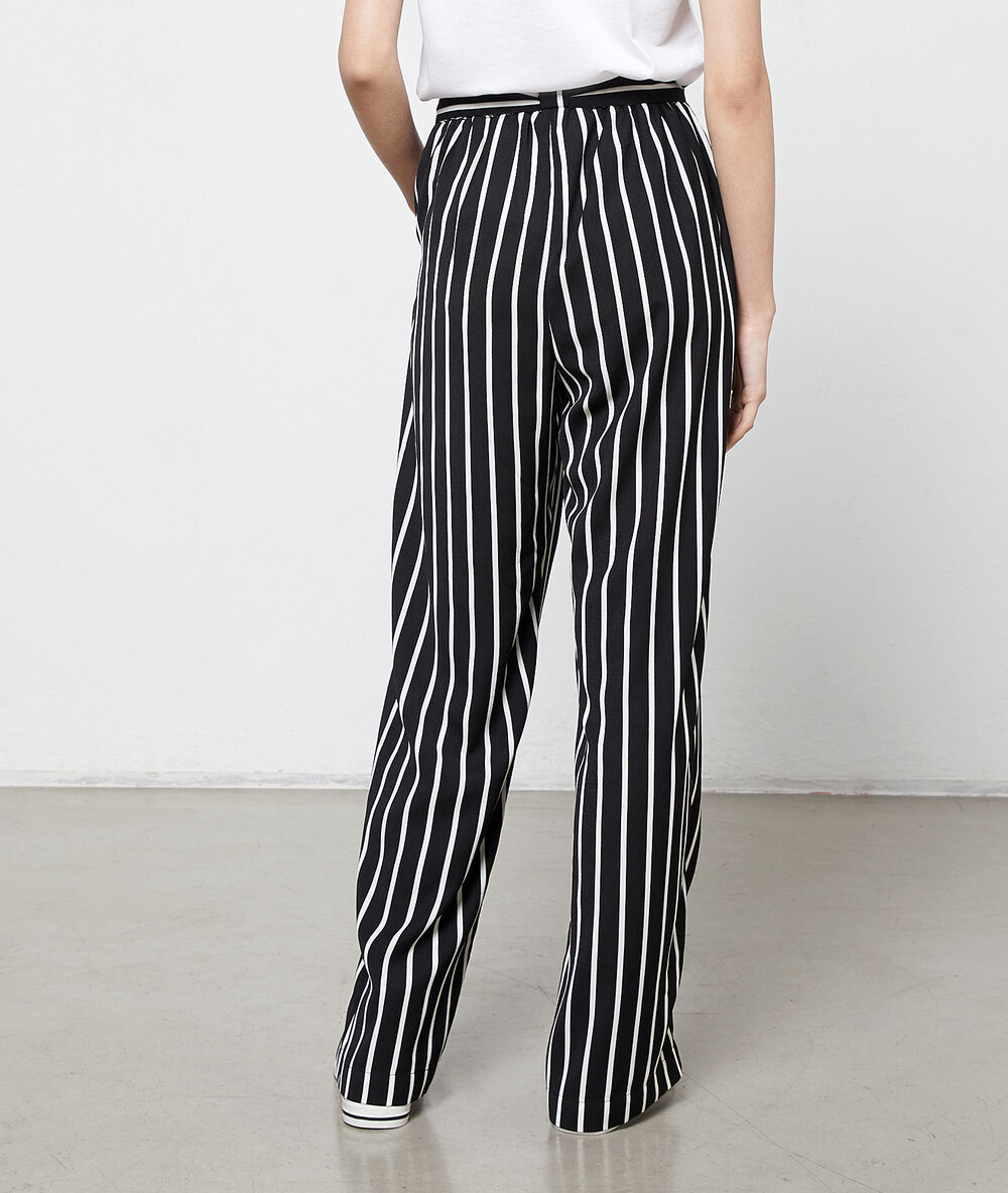 Pantalón ancho a rayas negro.