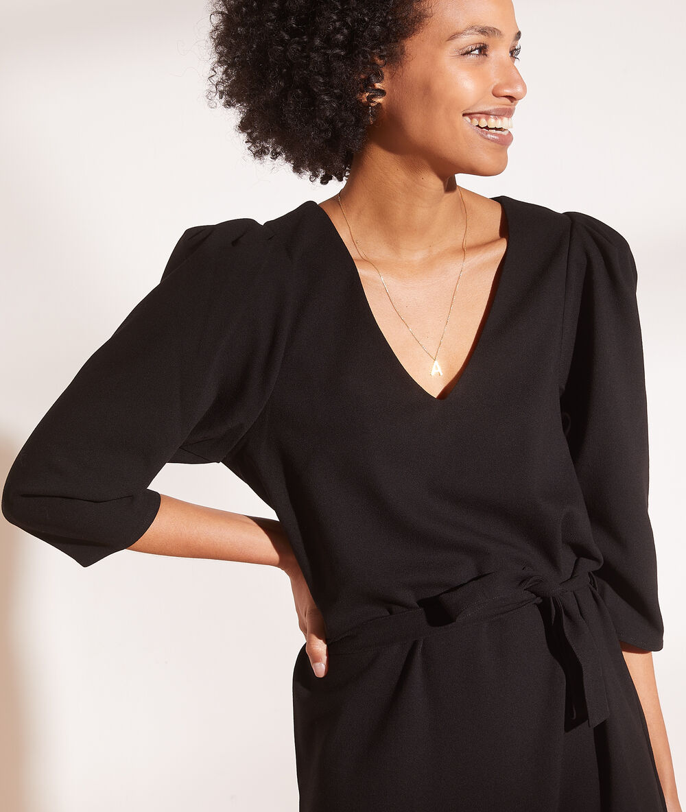 Vestido corto con cinturón negro.