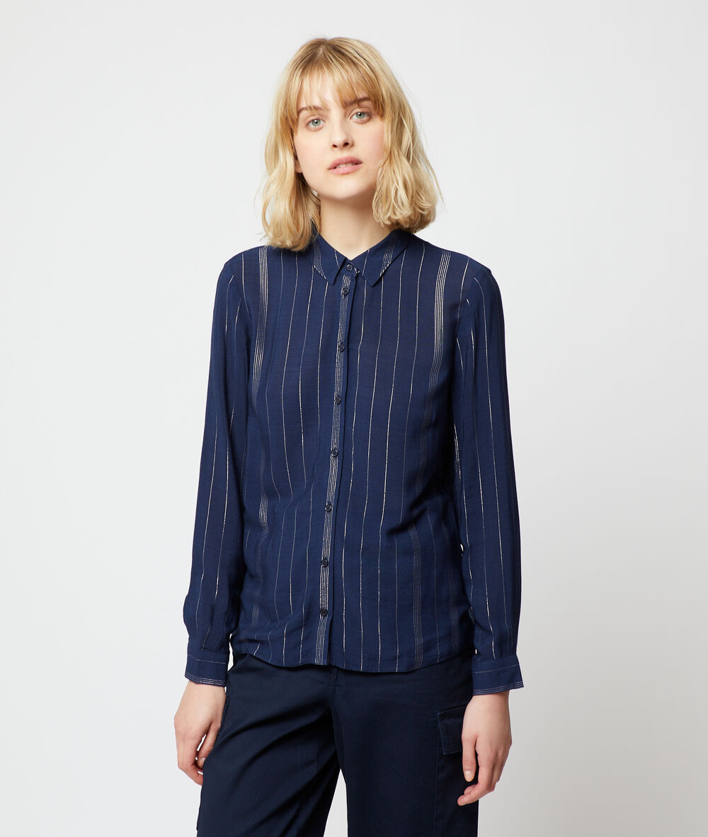 Camisa a rayas metalizadas azul marino.