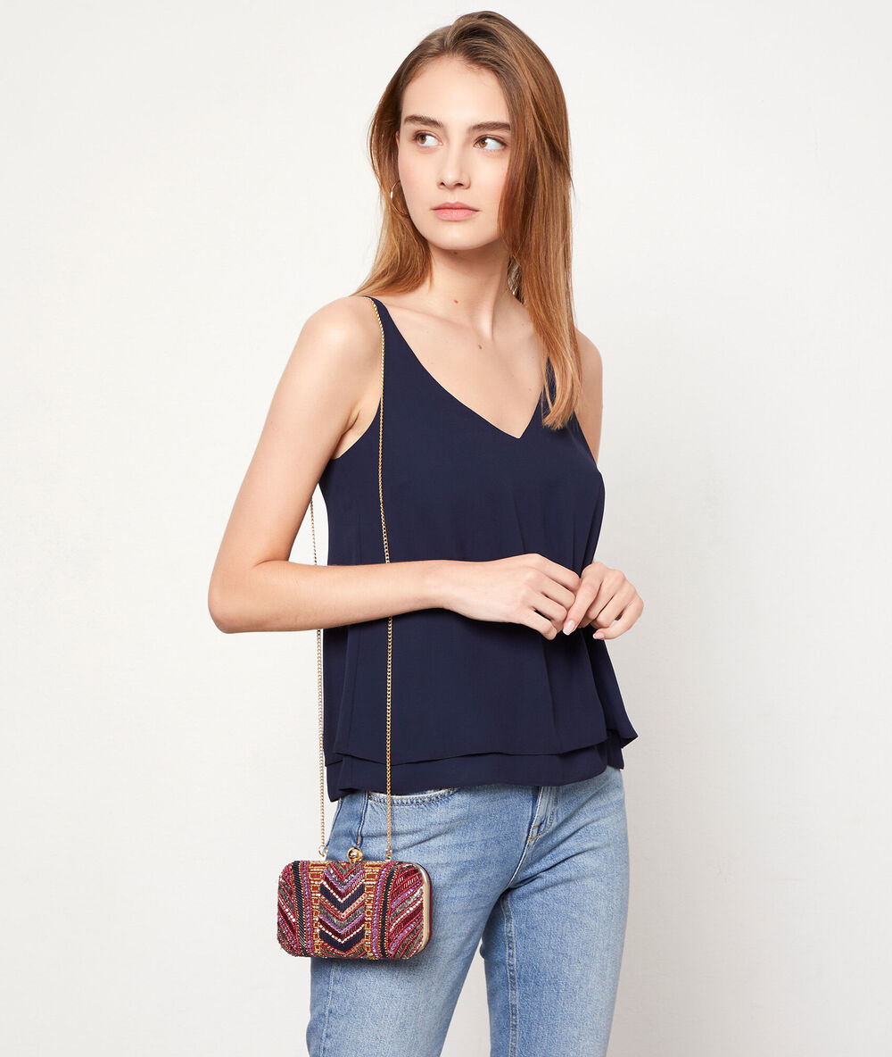 Bolso tipo clutch rojo.