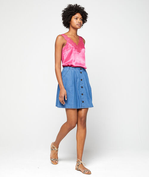 Camisola satinada escote de encaje frambuesa.