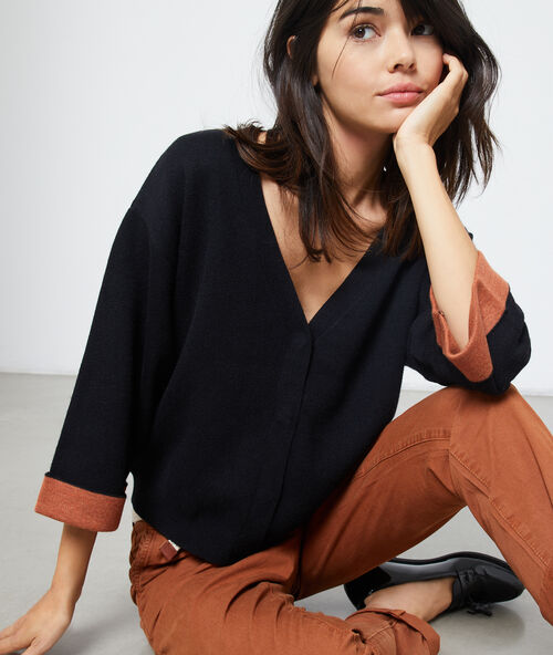 Rebeca de punto fino negro.