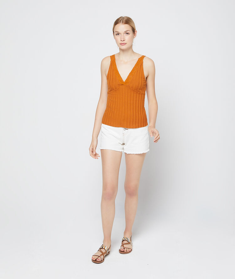 Top escotado rayado de guipur ocre.