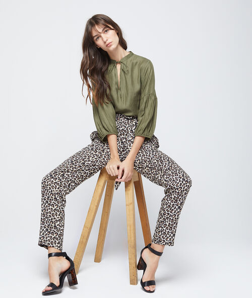 Pantalón alto con estampado de leopardo negro.