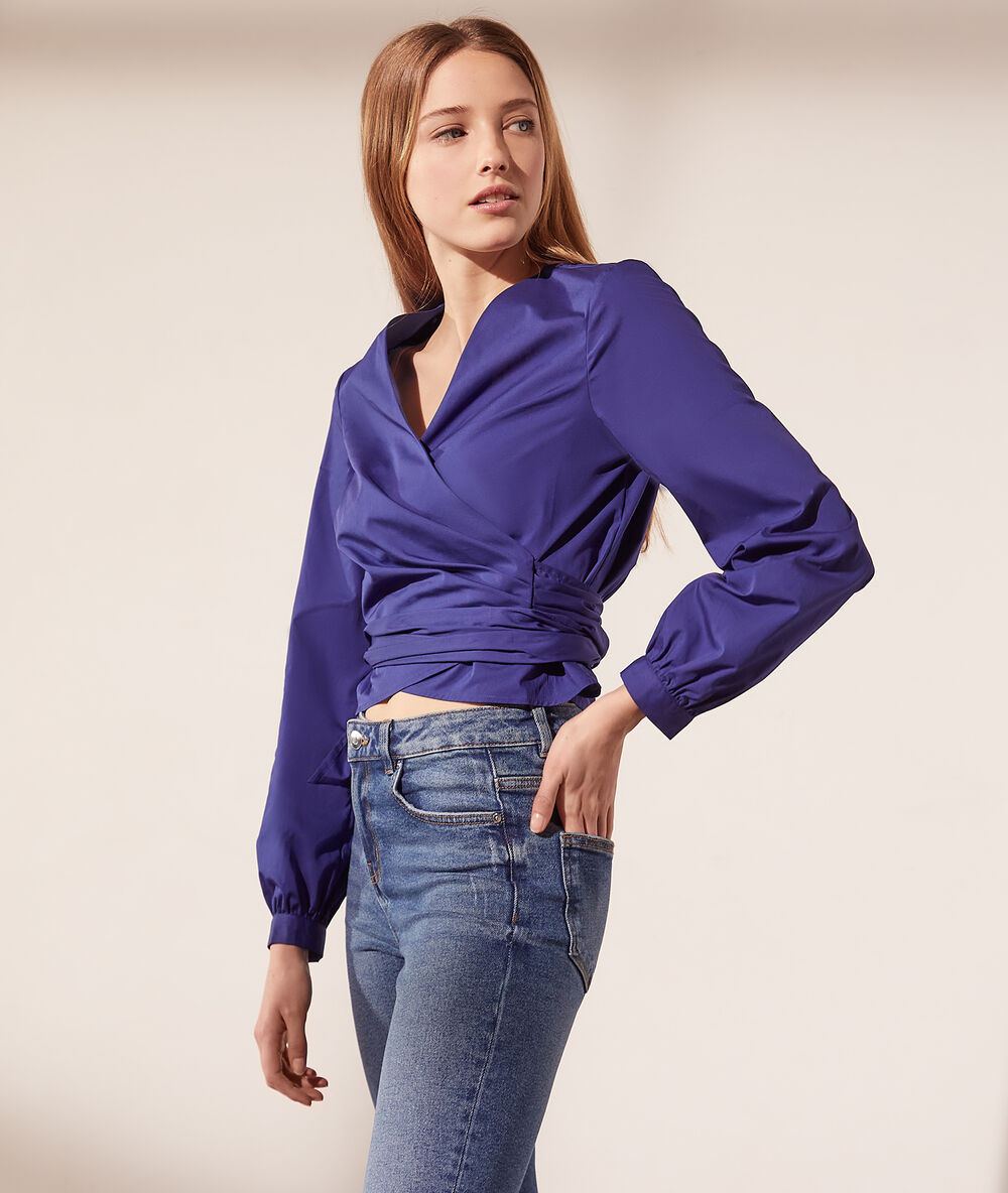 Blusa escote cruzado índigo.