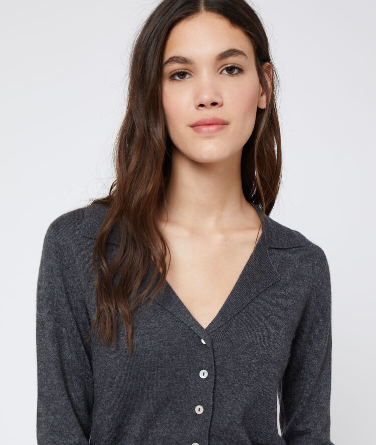 Suéter cuello camisa gris.