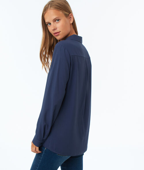 Camisa manga larga azul marino.