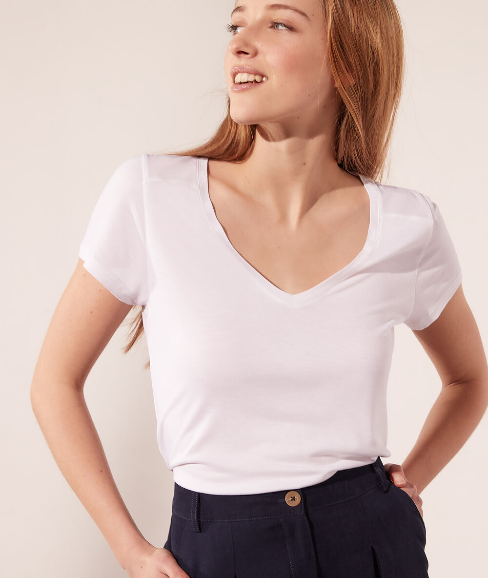 Camiseta cuello en v blanco.