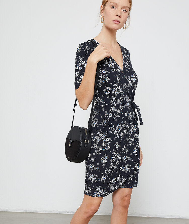 Vestido cruzado estampado floral negro.