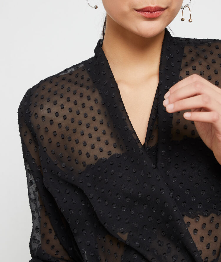 Blusa de plumetis, efecto transparente negro.