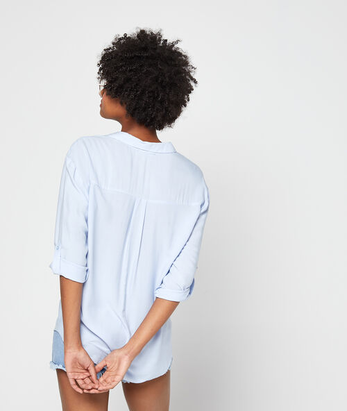 Camisa acanalada cuello en v azul cielo.