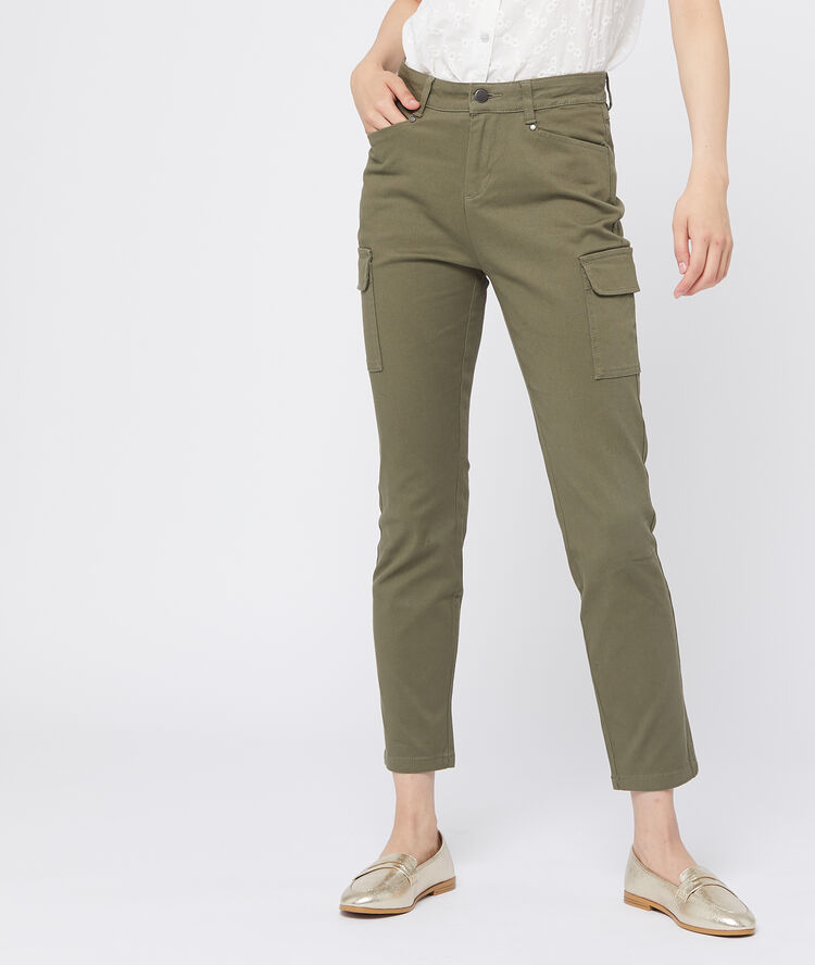 Pantalón ajustado con bolsillos caqui.