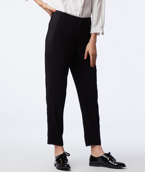 Pantalón tipo smoking negro.
