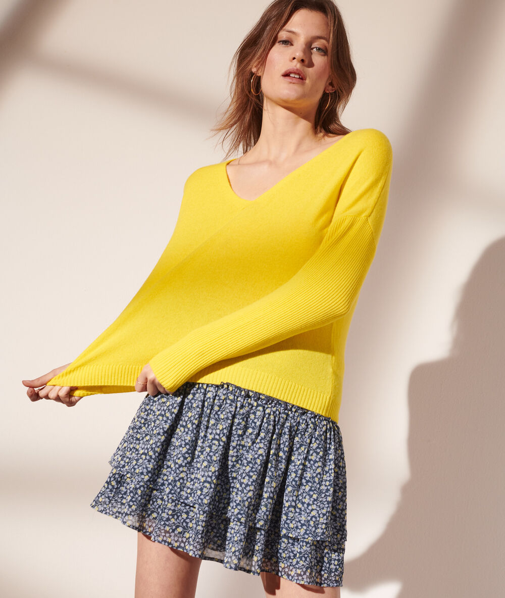 Jersey de lana y cachemir, escote en v amarillo pálido.