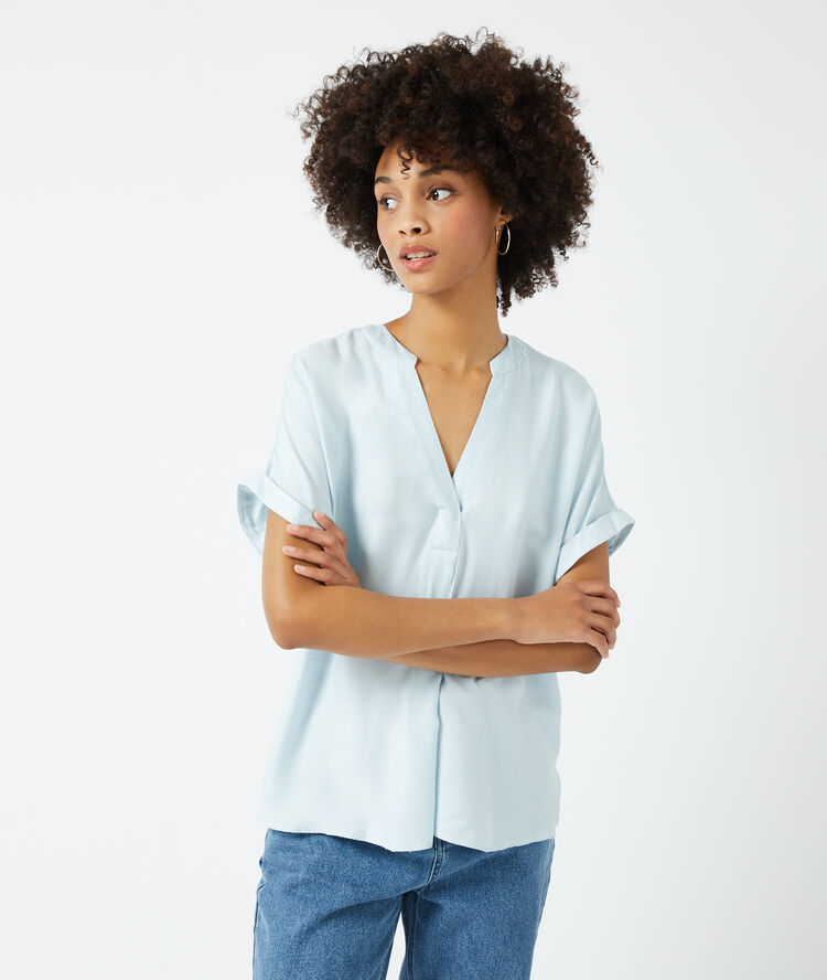 Camisa lisa azul cielo.