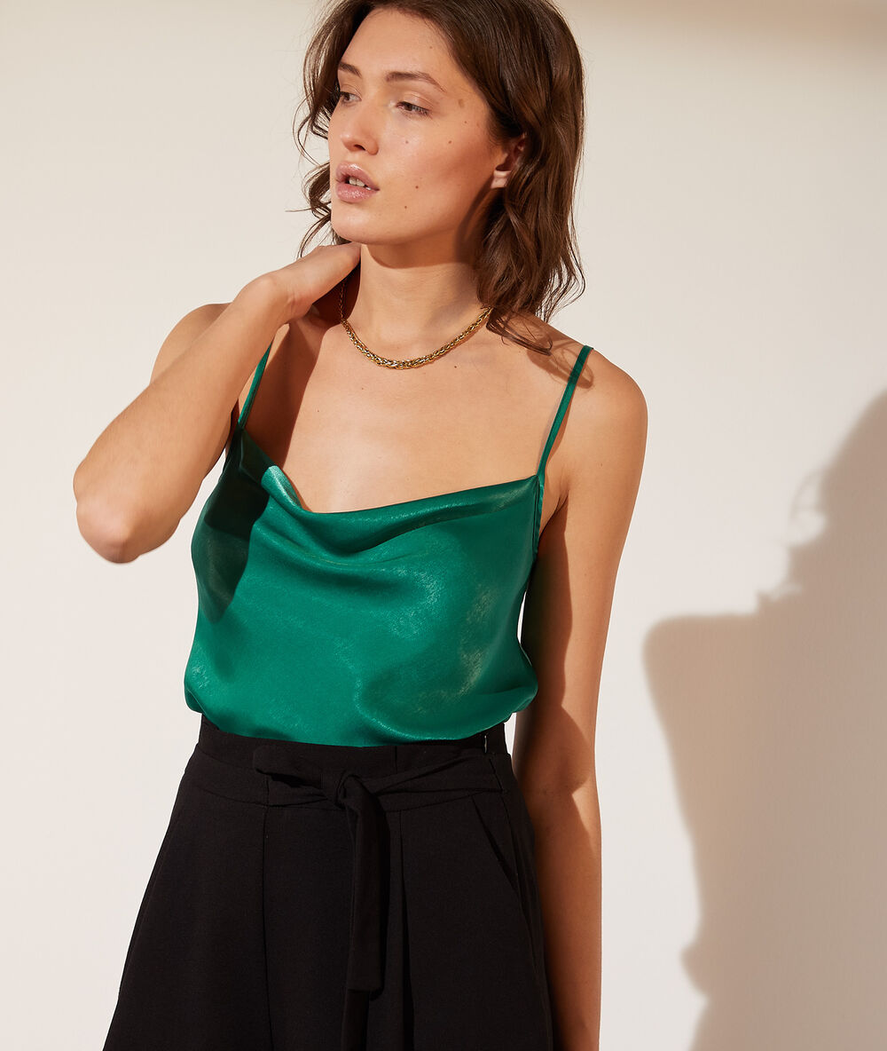Top satinado, escote drapeado verde.