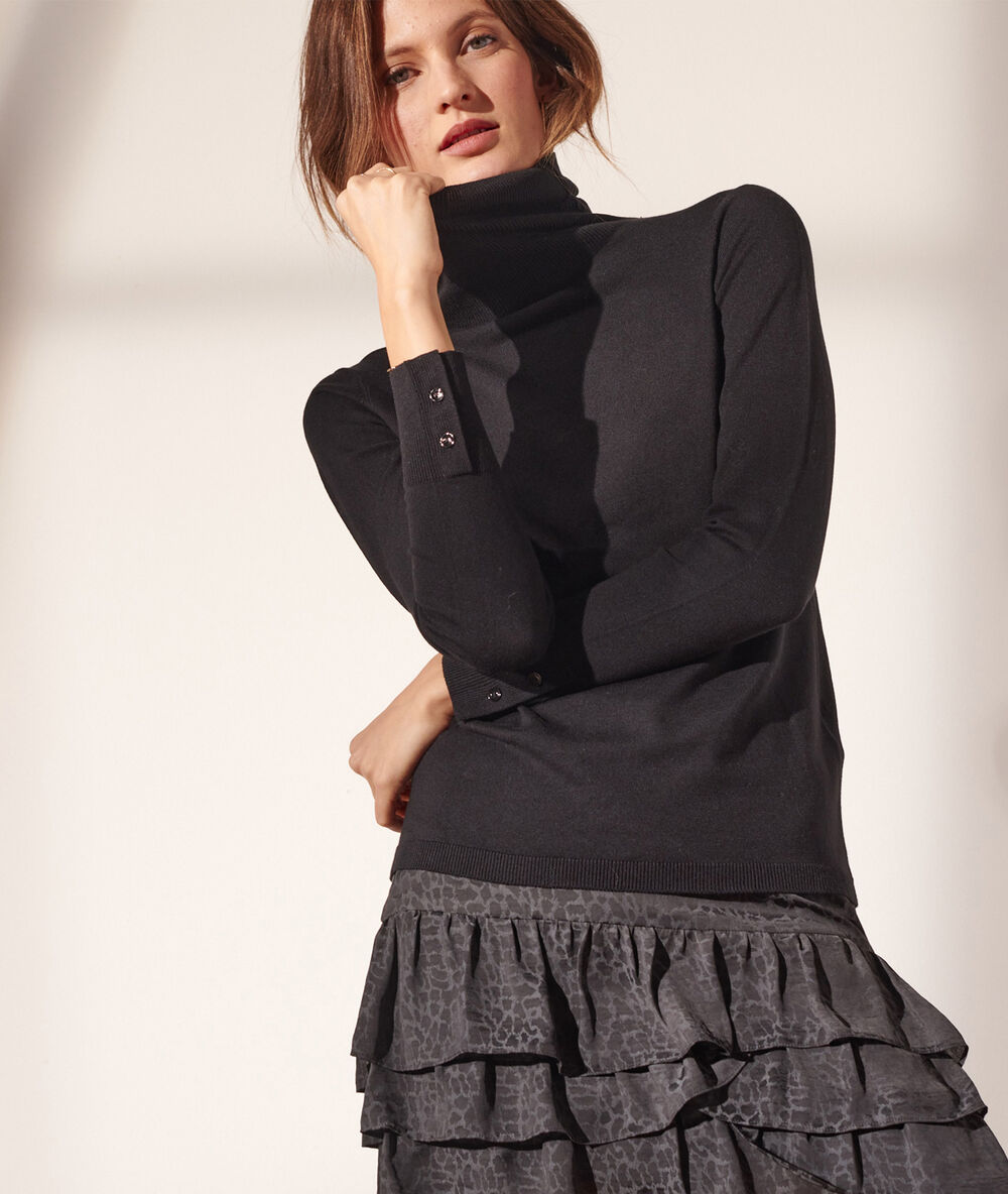 Jersey de cuello alto negro.