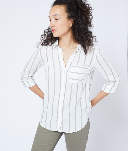 Camisa a rayas caqui.