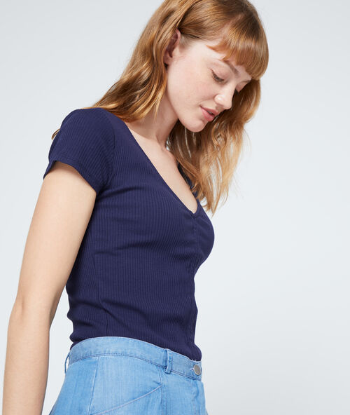 Camiseta acanalada azul marino.