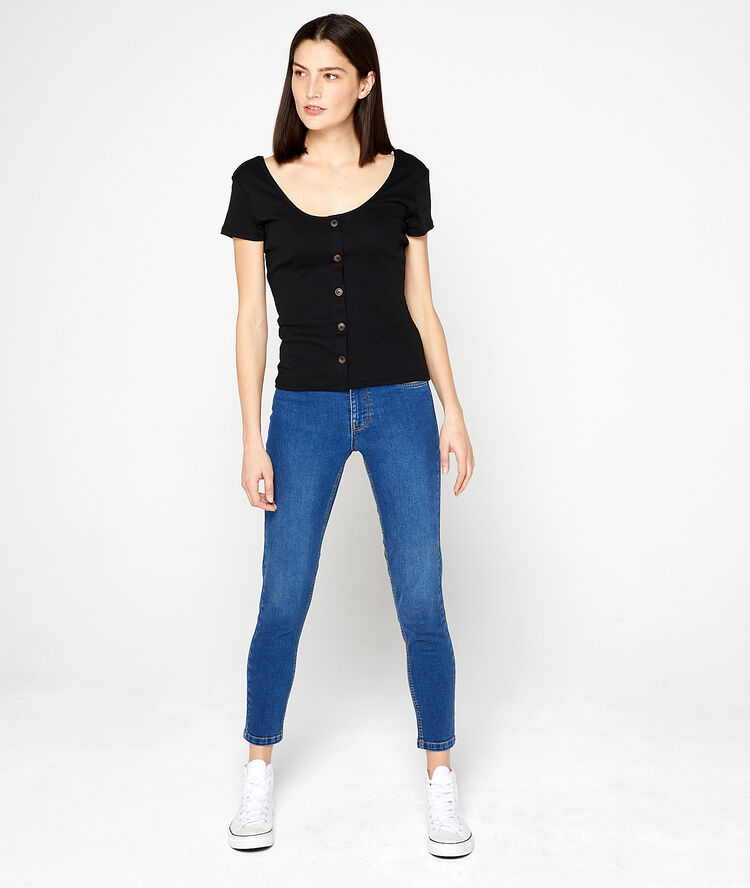 Camiseta abotonada de algodón orgánico negro.