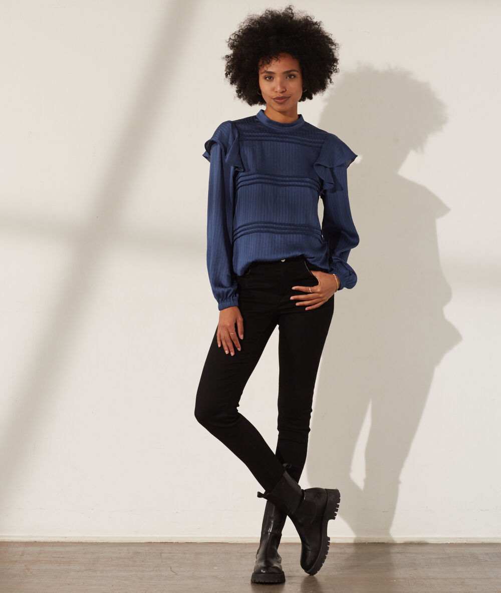 Blusa con volantes naranja.