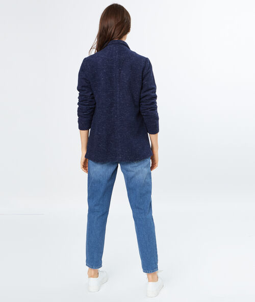 Chaqueta entallada azul marino.