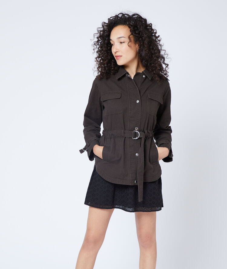 Parka con cinturón negro.