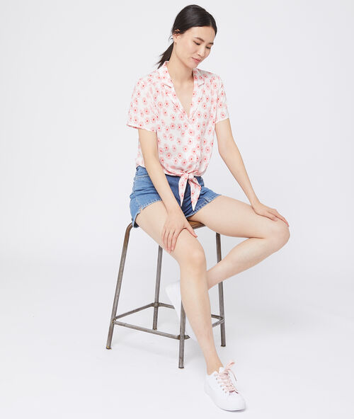 Blusa de manga corta con flores rosa palo.