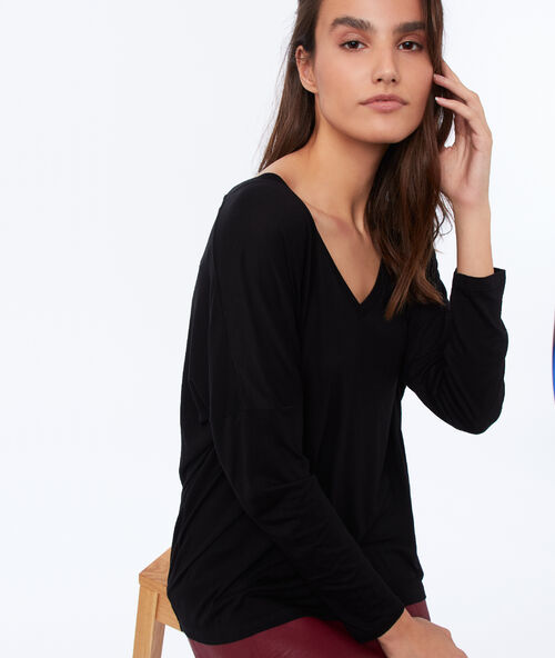 Camiseta manga larga escote en v negro.