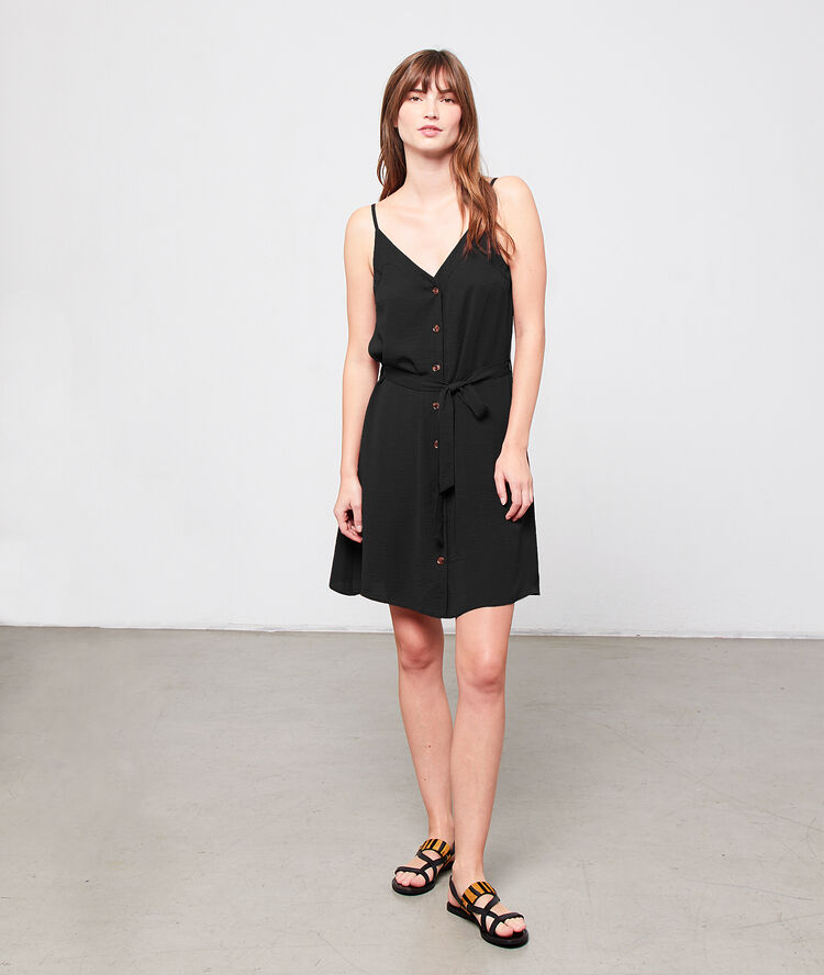 Vestido vaporoso abotonado y con cinturón negro.