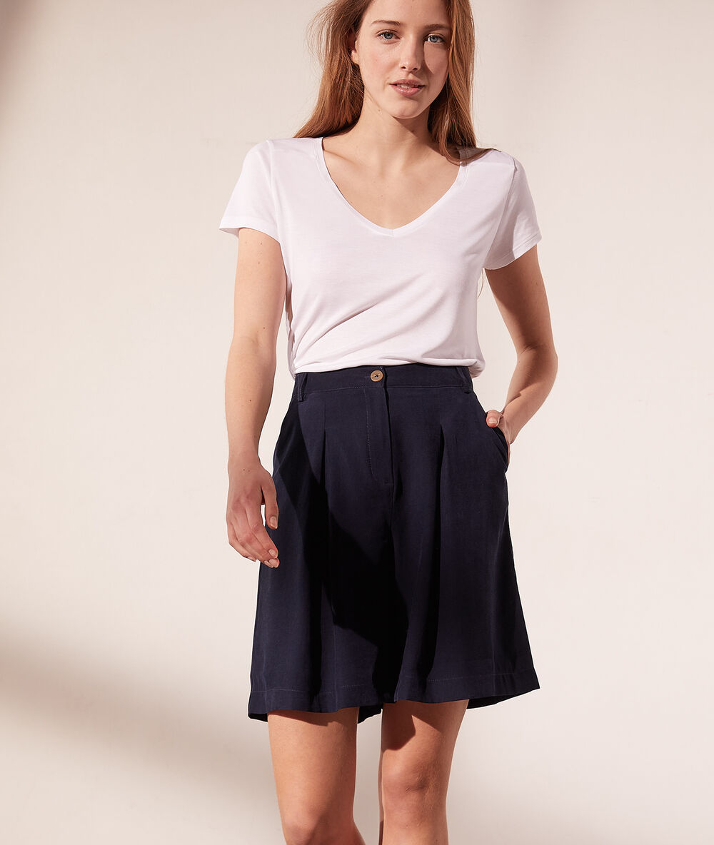 Camiseta cuello en v blanco.