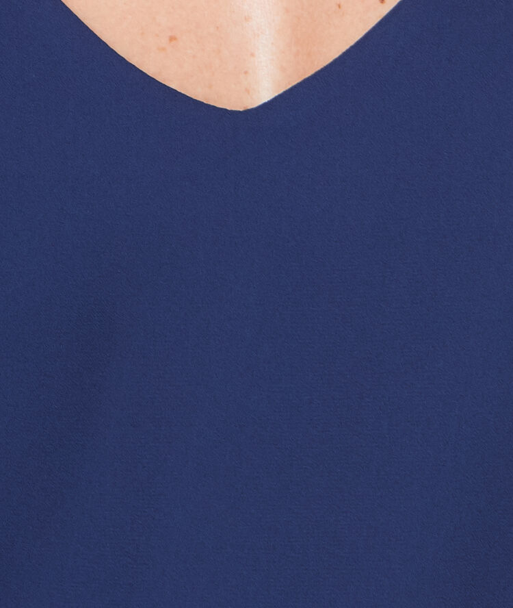 Top vaporoso con tirantes azul marino.