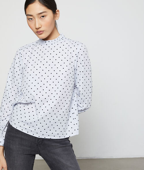 Blusa cuello redondo estampado de lunares blanco.