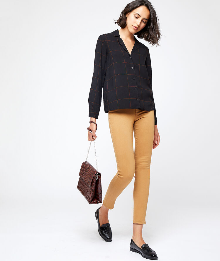 Camisa a cuadros negro.